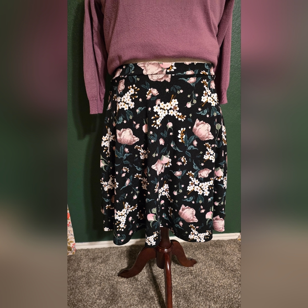 Chic Floral A-Line Skirt in Black and Pink